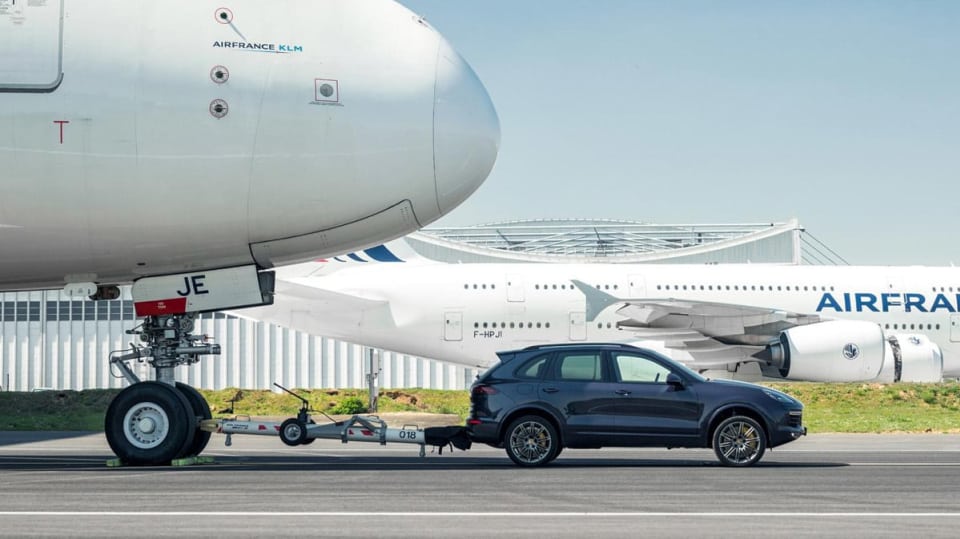 Sériové Porsche Cayenne jako tahač pro Airbus A380.